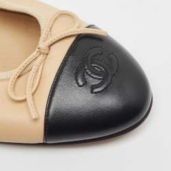 مملوكة مسبقًا Chanel Beige/Black Leather CC Cap Toe Bow Ballet Flats Size 40