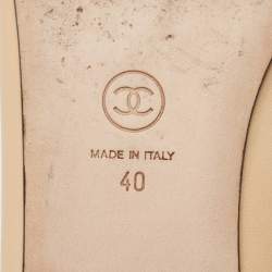 مملوكة مسبقًا Chanel Beige/Black Leather CC Cap Toe Bow Ballet Flats Size 40