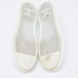 Pre Owned Chanel White/Silver Leather and Rubber Low Top Sneakers Size 39