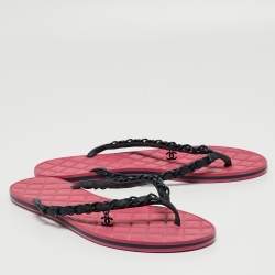 مملوكة مسبقًا Chanel Black Leather Chain Link Thong Flat Slides Size 39.5  