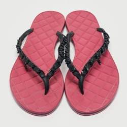 مملوكة مسبقًا Chanel Black Leather Chain Link Thong Flat Slides Size 39.5  