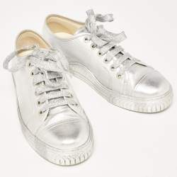 Pre Owned Chanel Metallic Silver Leather CC Logo Low Top Sneakers Size 40