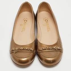 Pre Owned Chanel Metallic Patent Leather CC Chain Link Loafers Size 36.5
