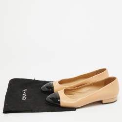 مملوكة مسبقًا Chanel Beige/Black Leather and Patent CC Cap Toe Ballet Flats Size 37.5