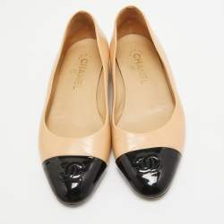 مملوكة مسبقًا Chanel Beige/Black Leather and Patent CC Cap Toe Ballet Flats Size 37.5