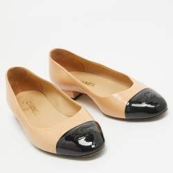 مملوكة مسبقًا Chanel Beige/Black Leather and Patent CC Cap Toe Ballet Flats Size 37.5