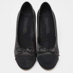 Pre Owned Chanel Black Woven Raffia and Canvas Bow CC Cap Toe Block Heel Pumps Size 39