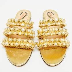 Pre Owned صندل مسطح جلد مطوي ذهبي مزين باللؤلؤ شارلوت أوليمبيا مقاس 35