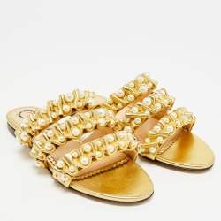 Pre Owned صندل مسطح جلد مطوي ذهبي مزين باللؤلؤ شارلوت أوليمبيا مقاس 35