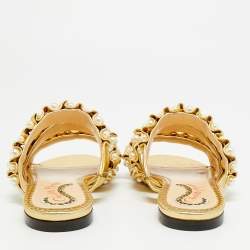 Pre Owned صندل مسطح جلد مطوي ذهبي مزين باللؤلؤ شارلوت أوليمبيا مقاس 35