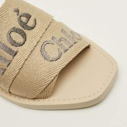 Pre Owned صندل فلات كلوي وودي قماش مطبوع شعار أبيض مقاس 38