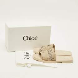 Pre Owned صندل فلات كلوي وودي قماش مطبوع شعار أبيض مقاس 38