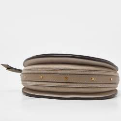 مملوكة مسبقًا حقيبة كروس كلوي بيكسي سويدي وجلد بيج مستديرة صغيرة