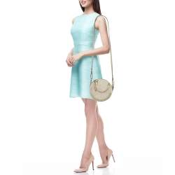 مملوكة مسبقًا حقيبة كروس كلوي بيكسي سويدي وجلد بيج مستديرة صغيرة