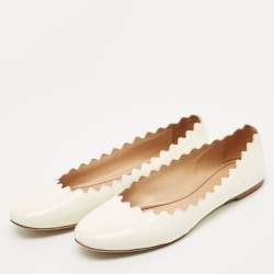 Pre Owned حذاء باليرينا فلات كلوي جلد براءة اختراع أبيض متموج مقاس 41