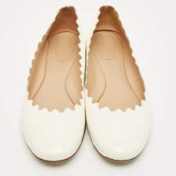 Pre Owned حذاء باليرينا فلات كلوي جلد براءة اختراع أبيض متموج مقاس 41