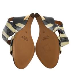 Pre Owned صندل كلوي جلد ثعبان مخطط كريمي أسود إيرس كعب روكي بحزام للكاحل مقاس 37.5