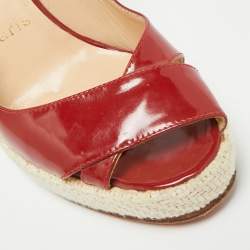 مملوكة مسبقًا صندل كريستيان لوبوتان بلاتفورم بكعب روكي جلد لماع أحمر مقاس 38