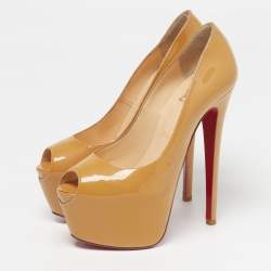 Pre Owned كريستيان لوبوتان حذاء ليدي بيب بكعب بلاتفورم من الجلد اللامع باللون البيج مقاس 37