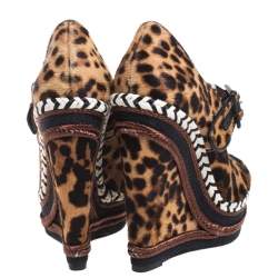 مملوكة مسبقًا صندل كريستيان لوبوتان هايغلاندير نعل سميك شعر عجل نقشة الفهد و حواف جلد مقاس 38.5