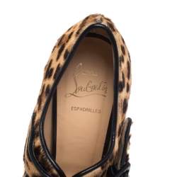 مملوكة مسبقًا صندل كريستيان لوبوتان هايغلاندير نعل سميك شعر عجل نقشة الفهد و حواف جلد مقاس 38.5