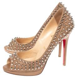 مملوكة مسبقًا حذاء كعب عالي كريستيان لوبوتان "يولاندا" سبايك مقدمة مفتوحة جلد بيج مقاس 38