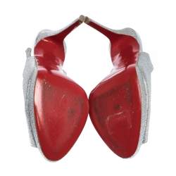 مملوكة مسبقًا صندل كريستيان لوبوتان جلد فضي غليتر مقدمة مدببة نعل سميك مقاس 39