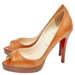 مملوكة مسبقًا حذاء كعب عالي كريستيان لوبوتان جلد بني فاتح مقدمة مدببة نعل سميك مقاس 38.5