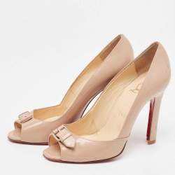 Pre Owned حذاء كعب عالي كريستيان لوبوتان جلد بيج لامع بإبزيم مقدمة مدببة مقاس 37.5