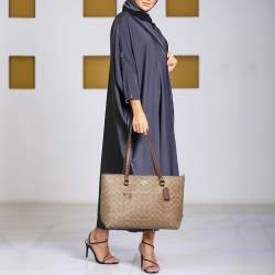 Pre Owned حقيبة يد كوتش ستايشن �كانفاس مغلف بنقش الشعار بيج/بني