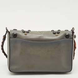 مملوكة مسبقًا حقيبة كتف كوتش دينكي 24 جلد رمادي متدرج مسامير غربية