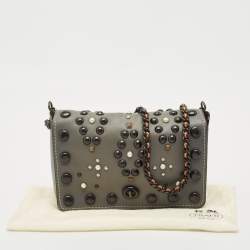 مملوكة مسبقًا حقيبة كتف كوتش دينكي 24 جلد رمادي متدرج مسامير غربية