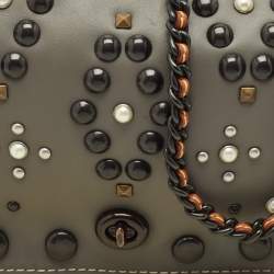 مملوكة مسبقًا حقيبة كتف كوتش دينكي 24 جلد رمادي متدرج مسامير غربية