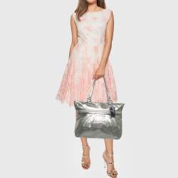 مملوكة مسبقًا حقيبة يد كوتش بوبى جلد رمادي لامع ميتاليك