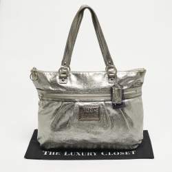 مملوكة مسبقًا حقيبة يد كوتش بوبى جلد رمادي لامع ميتاليك