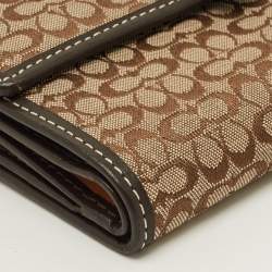 مملوكة مسبقًا Coach Buckle Beige/Brown Signature Fabric and Leather Trifold Wallet