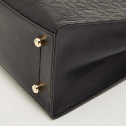 مملوكة مسبقًا حقيبة يد كوتش تشارلي جلد محفور بشعار أسود