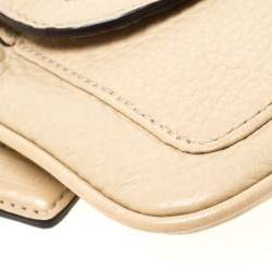 Pre Owned حقيبة صغيرة كوتش جلد بيج بإبزيم وحمالة معصم