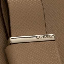 مملوكة مسبقًا حقيبة كروس كوتش أيست ويست فيونكة جلد بيج