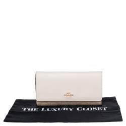 Pre Owned محفظة كوتش كانفاس بالشعار وجلد بيج/كريمي ثلاثية الطية 