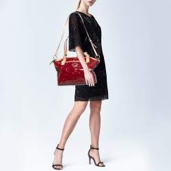 مملوكة مسبقًا حقيبة يد توتس كوتش بيتون جلد لامع منقوش بالشعار أحمر/بيج