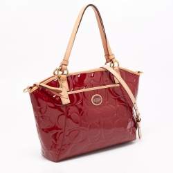 مملوكة مسبقًا حقيبة يد توتس كوتش بيتون جلد لامع منقوش بالشعار أحمر/بيج