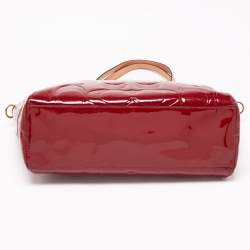 مملوكة مسبقًا حقيبة يد توتس كوتش بيتون جلد لامع منقوش بالشعار أحمر/بيج