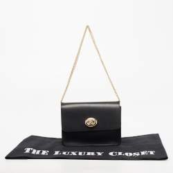 Pre Owned حقيبة كروس كوتش جلد أسود بقفل دوار وسلسلة