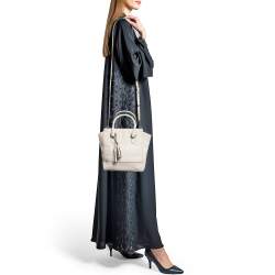 مملوكة مسبقًا Coach Off White Leather Legacy Tassel Tote