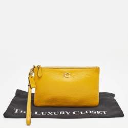 مملوكة مسبقًا Coach Yellow Leather Wristlet Zip Pouch