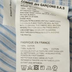 مملوكة مسبقًا قميص قطن بطبعة فراولة مخططة زرقاء كوم دي غارسون متوسط حجم