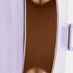 مملوكة مسبقًا حقيبة ديلفو شريط لامع صغيرة جلد بنفسجي مع حزام