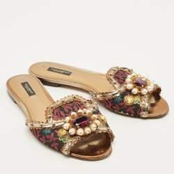 مملوكة مسبقًا صندل دي آند جي مزين بكريستال ولؤلؤة صناعية قماش مطرز متعدد الألوان وجلد براءة اختراع مسطح للانزلاق مقاس 39.5