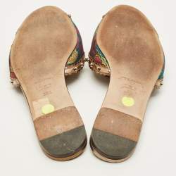 مملوكة مسبقًا صندل دي آند جي مزين بكريستال ولؤلؤة صناعية قماش مطرز متعدد الألوان وجلد براءة اختراع مسطح للانزلاق مقاس 39.5